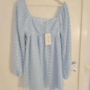 Blå klänning från NA-KD  - Säljer min jättefina blåa klänning från nakd, aldrig använde och har lappen kvar så den är i nyskick💕