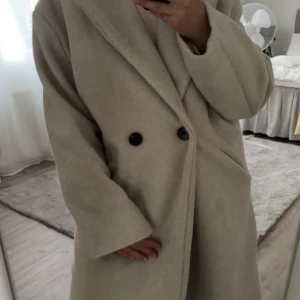 Lång begieoffwhite kappa - Säljer på grund av att den är för stor för mig:(