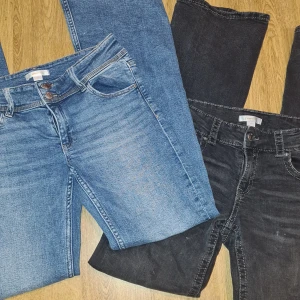Gina lågmidjade jeans - Båda för 449, annars kan jag nog komma på något pris om man vill ha bara 1 par. Känn er fra att fråga frågor. De svarta har några fläckar, om man använder typ fläckborttagning går de nog birt dock. Använda fåtal gånger. Använd gärna "köp nu"😊