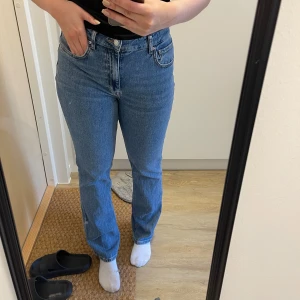 Blå jeans - Säljer dessa stright mid jeans från cubus som inte kommer till användning längre! Nypris 500kr! Jag är 172 cm som preferens!