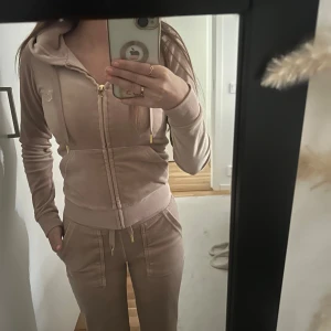 Juicy Couture set 700 kr  - Använda minst 5 gånger, köptes i våras. Stolek xss i både tröjan och byxorna  Du kan även köpa en ut av de Tröjan 400kr Byxorna 500kr 