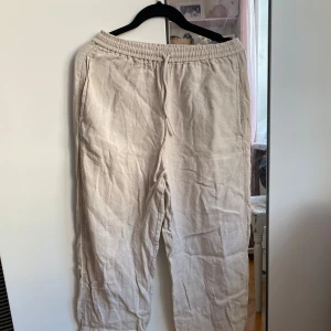 ARKET linnebyxor - Arket linnebyxor!  Storlek XS, raka i benen. Så himla fin färg och passform 💗 Ej genomskinliga!   Älskar modellen på dessa, tyvärr är de för små för mig. Jättefint skick, knappt tecken på användning! Pris kan diskuteras vid snabb affär. Nypris 600 kr