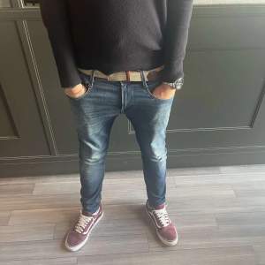 Säljer ett par feta replay jeans med en skön fade. Storlek 30/32, men de har blivit för små för mig så därför säljer jag de. Kom privat för fler bilder eller övriga frågor om jeansen!