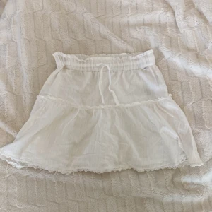 Kjol - Fin kjol från Zalando som är oanvänd i storlek 158/164 och passar mig som brukar ha xs/s❣️❣️❤️