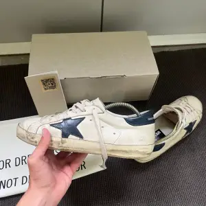 Säljer nu dessa feta Golden goose skor i modellen Superstar Navy/white. Limited edition. | Storlek: 40 men sitter ca 1 storlek större | Köptes på miinto för 6000kr | Allting på bild 1 tillkommer + kvitto! Gratis frakt. Först till kvarn!🤝