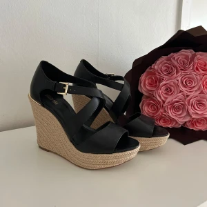 Michael kors kilklack - Svart Michael kors kilklack i storlek 38, har används endast en gång.