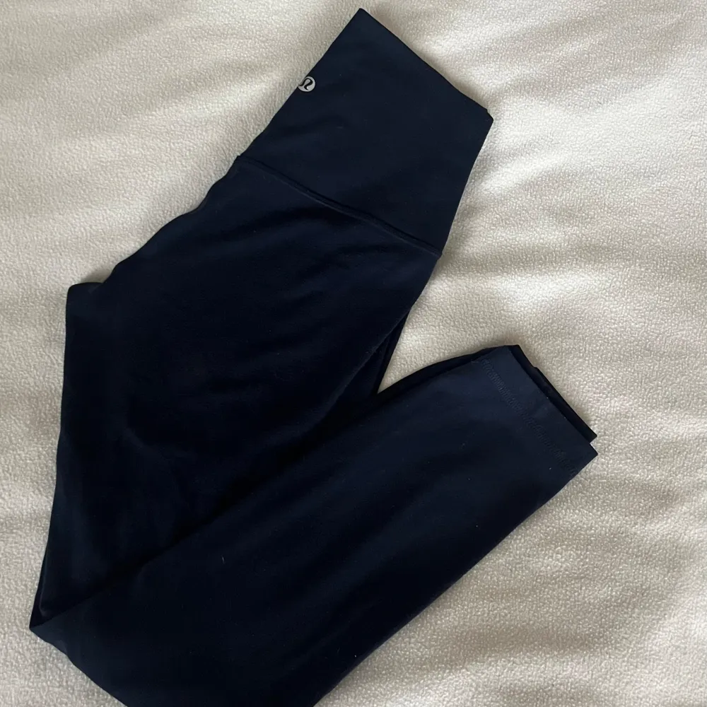 Navy blue lululemon leggins, storlek 4(xs/s). Jag är ca 160 för längd referens!. Jeans & Byxor.