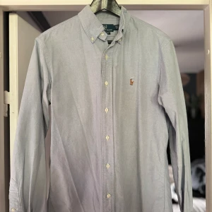 Ralph Lauren Oxford  - Sparsamt använd fint skick. Jag är 1,80 sitter kanon på mig skulle jämföra med strl M