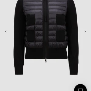 Moncler Cardigan - Hej! Jag säljer min moncler jacka den är väl använd men inga hål eller repor på jackan eller liknade.Den är fint skick och säljer för den inte kommer till användning nå mer. Äkta bevis finns. Egna bilder kan fixas vid intresse! 