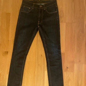 Nudie jeans - Tvär feta Nudie jeans till hösten och skolstarten! Nypris: 1599kr Inga defekter.