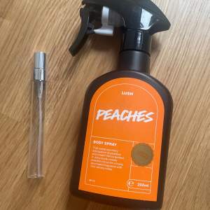 Säljer 10 ml doften 'Peaches'. Flaskan är brun med en svart spraypump och har en orange etikett. Den doftar somrigt av persikor och söt nektar. Perfekt för att känna sig fräsch hela dagen! 🍑