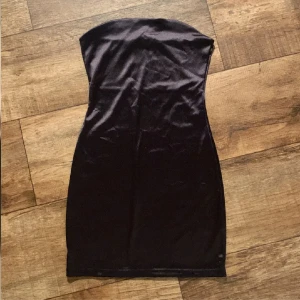 Klänning - Jättefin festklänning med prislappen kvar. Köpt på H&M för 99kr. Skriv om du har några frågor!❤️ 