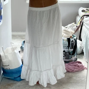 Vit långkjol - En jätte fin vit långkjol. Köpt utomlands på hm och har använt ett fåtal gånger 