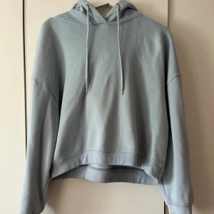 Ljusblå hoodie - Ljusblå hoodie Har fått några fläckar som jag inte fått bort 