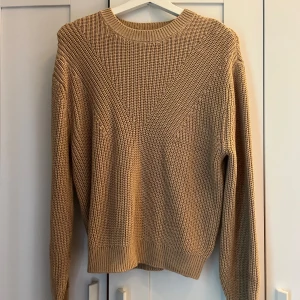 Beige stickad tröja - Beige stickad tröja från HM, storlek S Använd fåtal gånger