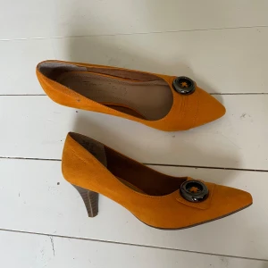 Klackar  - SÅ otroligt fina klackar från Tamaris!!🧡 Storlek 37 