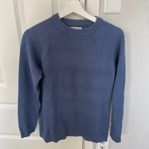 Blå stickad tröja - Säljer en oanvänd blå stickad tröja i storlek xs💕