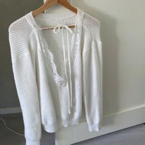 Stickad tröja - Öppen rygg med v-format spets