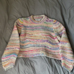 Stickad - Jätte snygg stickad tröja ifrån only!💞 i storlek L men passa mig som är en S💞