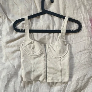 Korset topp - Super söt oanvänd zara topp i vit/beige färg, inköpt för 229