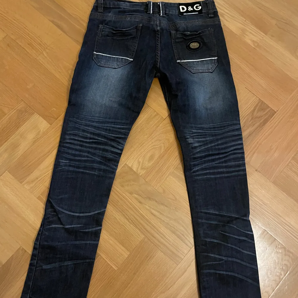 Detta är riktiga dolce & gabbana jeans som är i ny skick. Lågmidjade och skit snygga!❤️. Jeans & Byxor.