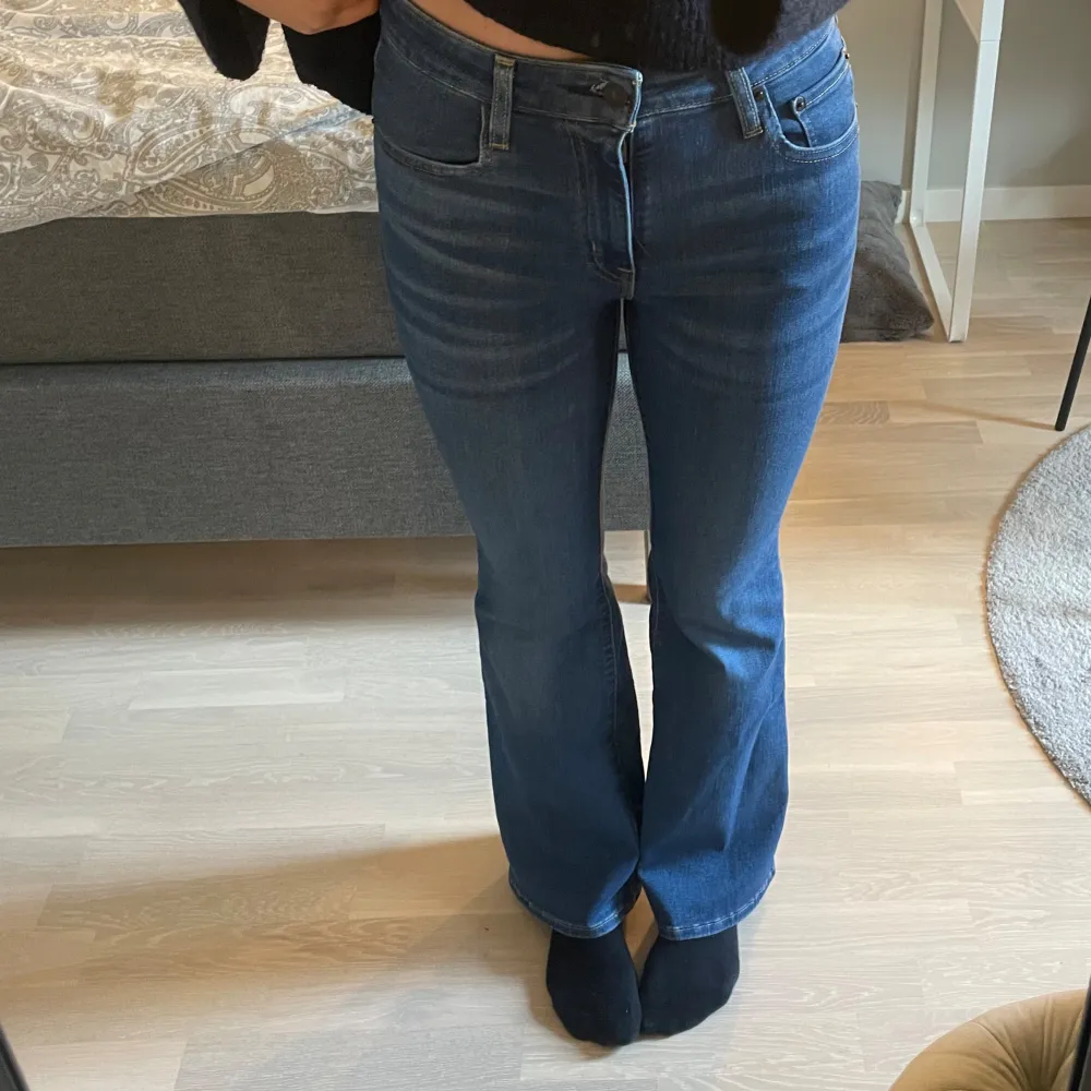 Säljer nu dessa jättefina Levi’s jeans💕 Använda en gång. Hör av er för fler bilder och info. Pris kan diskuteras!. Jeans & Byxor.