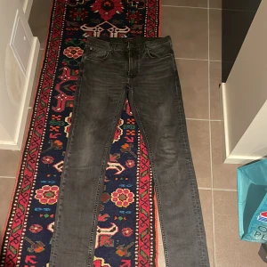 Nudie jeans - Säljer dessa feta nudie jeans i mörk grå färg, storlek 30/34. De är köpta på deras affär i stockholm för endast några månader sedan. Vid intresse, frågor eller fler bilder är det bara att kontakta!