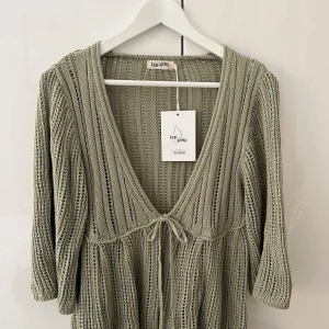 Djerf Avenue topp - Supersöt grön topp från djerf Avenue med knytdetalj💚Toppen är aldrig använd och prislapp sitter fortfarande kvar! Säljer då jag tyvärr inte fått användning av den. Den är i storlek S och köptes för 1099kr! Hör gärna av er vid intresse💚