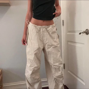 Urban outfitters  - Lånad bild!  Urban outfitters baggy pants Så cola och tror inte dem säljs längre. Storlek L men jag har vanligtvis S och dessa sitter perfekt baggy på mig!  De har också så  man kan justera i midjan och längst ner på benen🩷