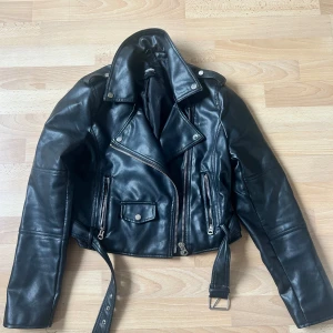 Skinnjacka pull n bear - Nyskick 