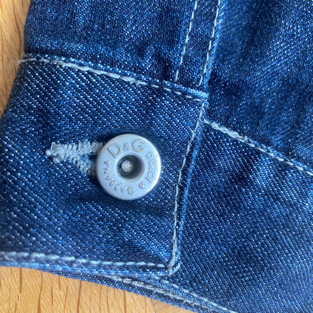 vintage Dolce&Gabbana jeansjacka jättebra skick storlek 38 (M), men passar mer som en (S). Jackor.