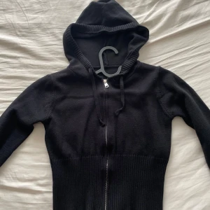 Svart topp  - Svart topp med luva  Tight vid midjan  Strl L men passar mindre strlar  Liten i strl 