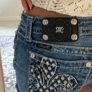 Miss me jeans - Säljer mina skitsnygga miss me jeans shorts som passar nån med vanligtvis S. Den är i storlek w29. Alla nitar e kvar och de är lågmidjade. Pris går o diskutera o midjemåttet är 39cm 