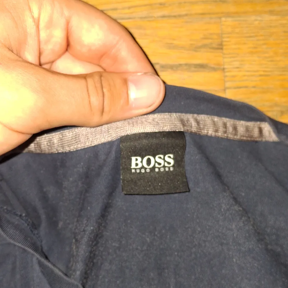 Mörk blå hugo boss T-shirt  QR kod finns Nyskick  Storlek S men passar också M  Pris 50kr. T-shirts.