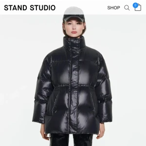 Pufferjacka från Stand Studio - Jackan är i perfekt skick och använd Max 5 gånger då jag köpte den sent förra vinter, säljs då jag vill köpa en ny vinterjacka. Originalpris 4 900, hör gärna av dig vid intresse eller frågor om något🫶