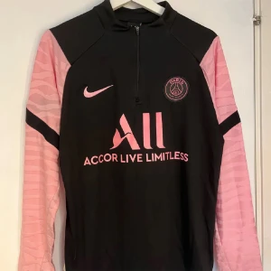 Psg långärmad tröja - Säljer för 230kr, använder ej längre så därför jag säljer. Inga defekter