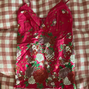 Vintage linne - Så fint linne med unika detaljer, blommorna är av små pärlor och den är aldrig använt! Säljer för den är för står för mig. Tyget är en av en tjockare variant av bomull. Köpt på Sellpy!