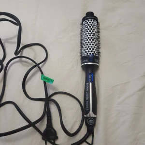 VÄRME BORSTE  - Björn axen värme borste, 38mm. Använd få antal gången i fint skick, köpte för 500 o säljer på grund av att den inte används längre. Hör av er vid frågor💕