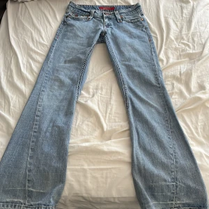 Bootcut jeans - Perfekta bootcut jeans låg-midrise , köpta här på plick men säljer då de inte riktigt passade mig. Midjemått:34(tvärsöver), innerbenslängd:88 Står ingen storlek men skulle säga S! Hör gärna av er vid frågor🤗