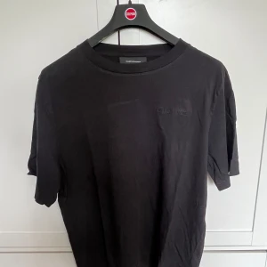 Peak Performance T-shirts - Säljer min Peak performance T-shirt som är i nyskick. Endast använda 1-2 gånger då den är för stor, 