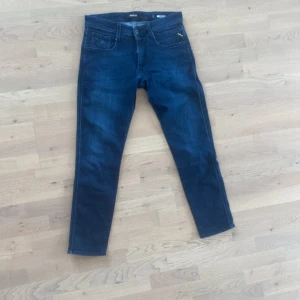 Replay slim fit anbass  - Tja, säljer dessa feta replay, pga för små inga skador eller liknade. Storleken 30:30 