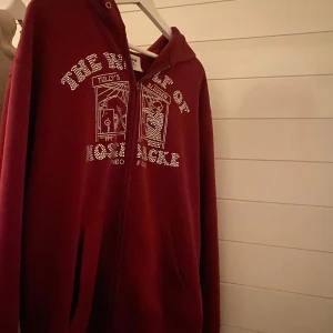 Rine Stone hoodie, one of one  - Säljer denna rinestone hoodie från one of one. Säljs inte längre och väldigt sällsynt. Köpt för 1399 på oneofone.se. Kom dm för fler bilder 