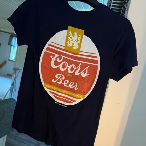 T-shirt med tryck - Marinblå tshirt, oanvänd! Storlek S. Från usa
