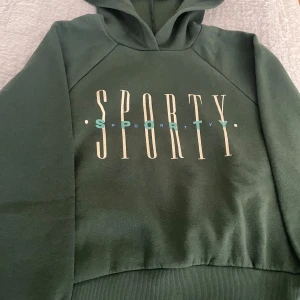 GinaTricot mörkgrön hoodie - Mörkgrön hoodie från GinaTricot. I nyskick och därför väldigt mjuk fortfarande. 