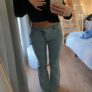 Lågmidjade Jeans från MadLady - Säljer dessa jättefina lågmidjade madlady jeans eftersom de inte passar mig så bra.😊  Jag skulle säga att de är i nyskick!🥰❤️