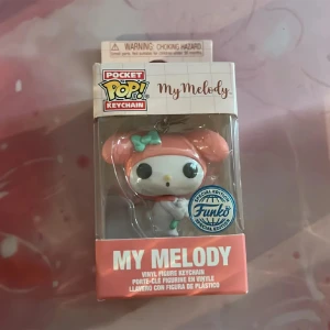 My Melody nyckelring från Funko Pop - Säljer en supergullig My Melody nyckelring från Funko Pop! Den är i en specialutgåva och kommer i en fin förpackning. Perfekt för alla som älskar söta samlarobjekt eller vill ha något unikt att hänga på sina nycklar. 🐰💖