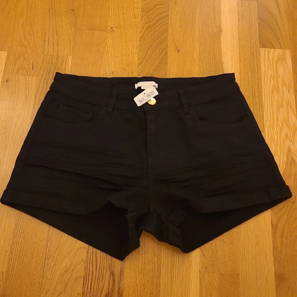 Säljer ett par snygga svarta shorts från H&M i nyskick, med prislappen kvar. Köptes för 99kr. Köparen står för frakten . Shorts.