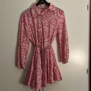 Rosa Zara klänning  - Tänkte ta och sälja denna ursnygga rosa Zara klänningen i storlek L som inte säljs längre på Zara. Säljer klänning då den tyvärr inte passar mig och helt i nyskick då den aldrig har andvänts. Skriv gärna vid intresse eller funderingar❣️✨