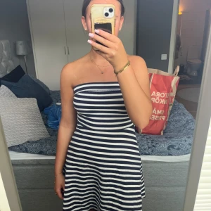 Klänning - Randig tubeklänning från superdry Använd men fortfarande bra skick Defekt (se bild) 129kr