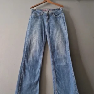 Jeans - Flare/bootcut jeans som tyvärr var för stora för mig!! Bilderna från förra ägaren, midjemått: ca 41cm, innerbenslängd: ca 86cm, grenmått: ca 23cm   